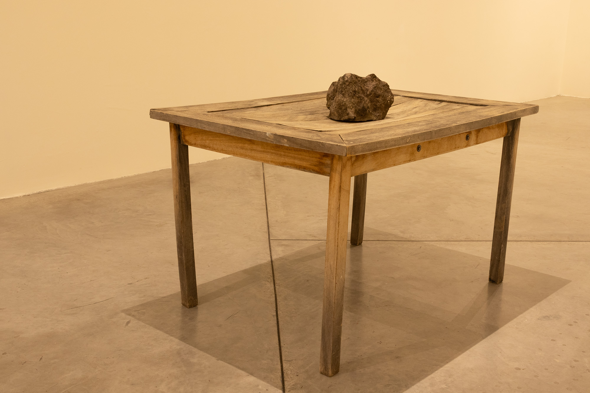 Mesa y piedra, 2025 : Francisco Ugarte