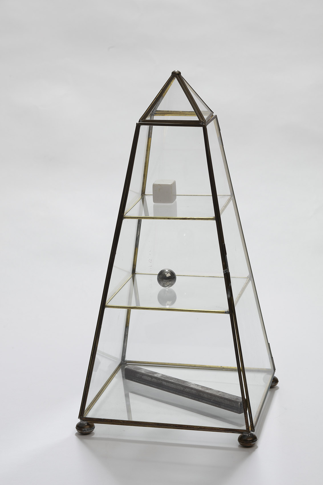 Sin título (Vitrina y objetos geométricos), 2019 : Francisco Ugarte
