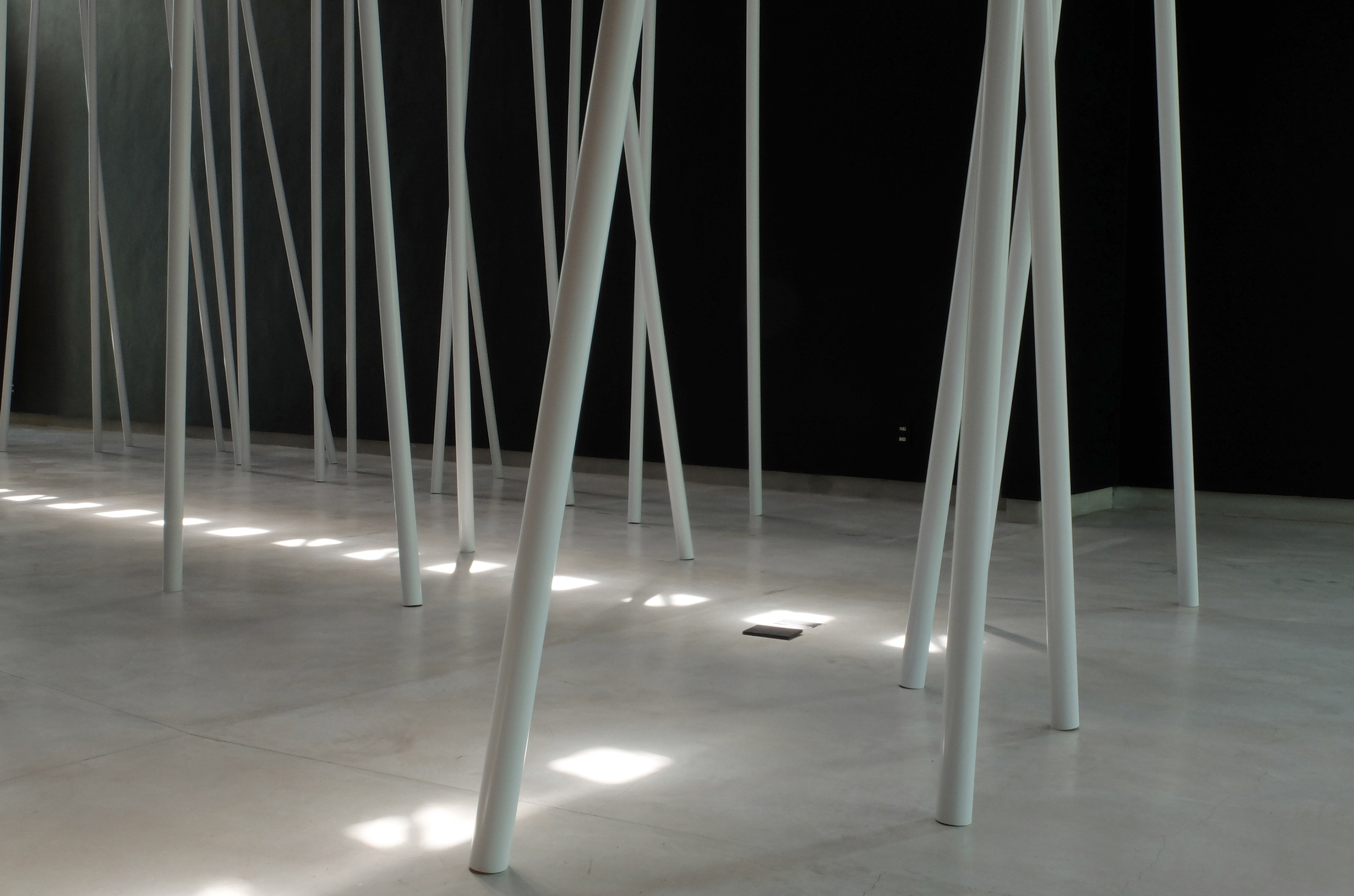 Sin título (Pintura negra y tubos blancos), 2014 : Francisco Ugarte