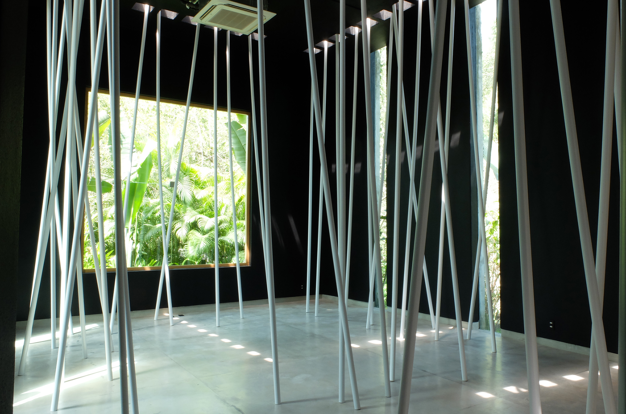 Sin título (Pintura negra y tubos blancos), 2014 : Francisco Ugarte